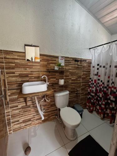 ein Badezimmer mit Toilette und Waschbecken in der Unterkunft Pousada Recanto da Gê in Buíque