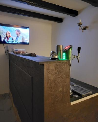 a bar in a room with a tv on the wall at Retro House in Pantelimon