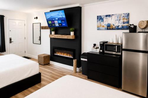 a bedroom with a fireplace and a bed and a tv at Legends Fountain View Ground Floor Studio Unit 109 in Bellaire