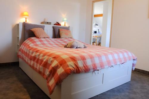 un dormitorio con una cama con un perro sobre ella en Appart'hôtel "Le Garage" en Saint-Bonnet-en-Champsaur