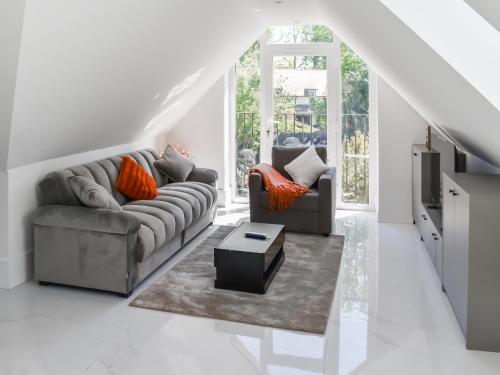 a living room with a couch and a coffee table at Apartment 5 - Uk51650 in Maldon
