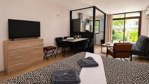 Nogalera Living Comfort Studio, in the heart of Torremolinos near the beach and train station Seasonal pools by NAMASTE ELITE