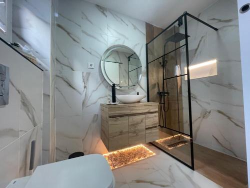 a bathroom with a sink and a mirror at Melissa's house in Amora