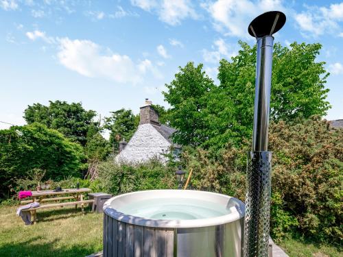 a jacuzzi tub in the backyard of a house at Lavender Cottage - Ukc6677 in Bettws-yn-Rhôs