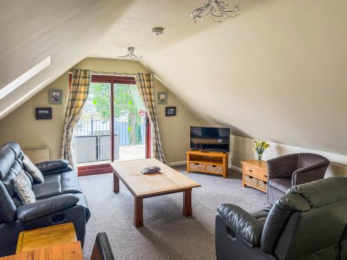 a living room with two couches and a table at Solace - Ukc2122 in Stalham