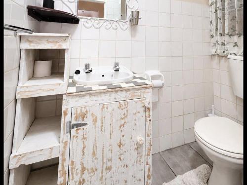 an old bathroom with a sink and a toilet at Art Guest House in Lutzville
