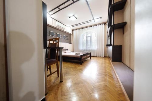a room with a table and a bed in a room at Pensiune Taviada in Chişinău