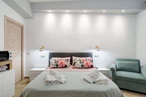 una camera da letto con un letto e una sedia di Alta Costa a Polvica