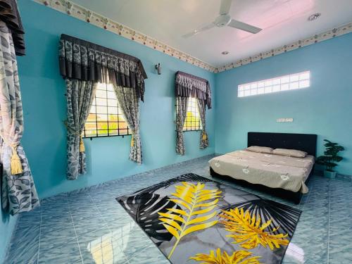 a bedroom with blue walls and a bed and windows at Taman Darul Salam Homestay Pasir Puteh in Pasir Puteh