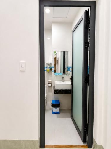 a bathroom with a mirror and a sink at Khách sạn Đạt Tiến Quân in Ấp Bình Hưng