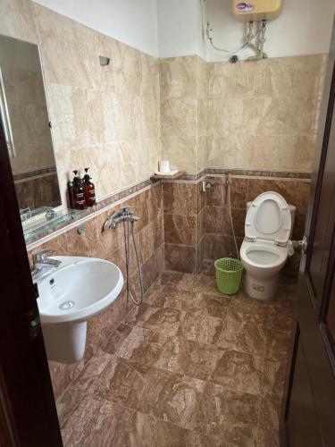 a bathroom with a sink and a toilet at Khách sạn Hùng Thắng in Vĩnh Lộc