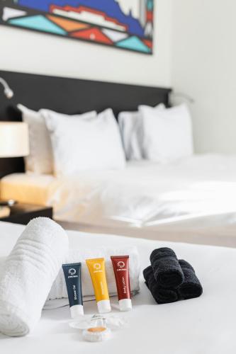 a hotel room with towels and a bed at ONOMO Hotel Cape Town – Inn On The Square in Cape Town