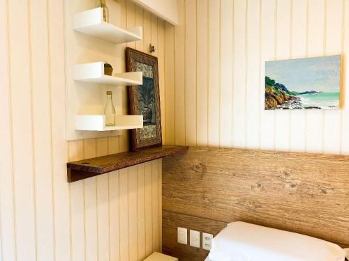 a room with a bed and a picture on the wall at Solarium Residence no Porto das Dunas in Aquiraz
