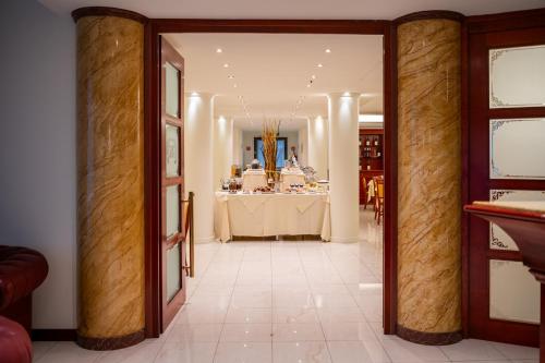 a hallway with a table in a room at Grand Hotel del Parco in Stezzano