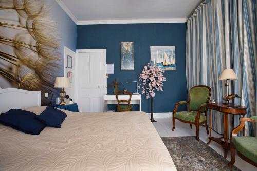 a bedroom with a bed and a desk and a chair at Chambre d'hôtes Bounty - terrasse, cuisine privée, garage in Olliergues