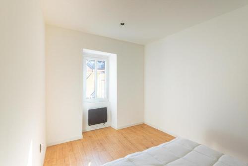 a white room with a bed and a window at L'Aube des Alpes Hyper Centre Élégance et Confort in Thonon-les-Bains