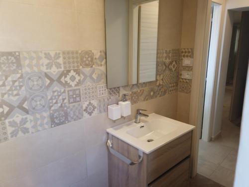 a bathroom with a sink and a mirror at La Casa del Principe in Alì