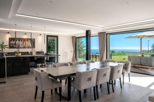 REF 2017 - Cannes - Sea view villa for rent