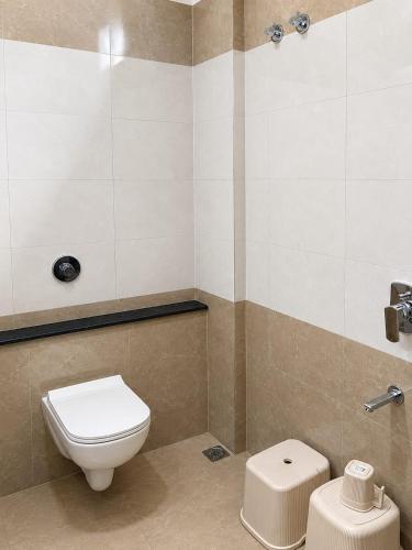 ein Badezimmer mit Toilette und Waschbecken in der Unterkunft Red Queen in Raigarh