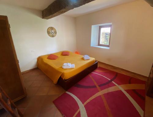 a small bedroom with a bed in a room at Il Bagatto B&B in Cavola