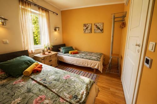 ein Schlafzimmer mit zwei Betten und einem Fenster in der Unterkunft MaaRitza Holiday Cottage in Türi