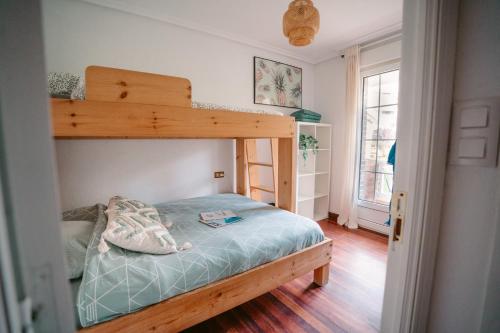 ein Schlafzimmer mit einem Etagenbett und Holzboden in der Unterkunft SURFbase Loredo in Loredo