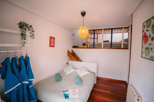 ein Schlafzimmer mit einem Bett in einem Zimmer in der Unterkunft SURFbase Loredo in Loredo