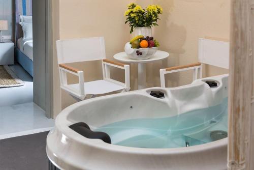 Magical Blu Junior Suite With Outdoor Heated Jacuzzi
