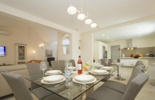 Stunning Seaview Villa Casa Tosco 5 Bedroom Villa Pool Table
