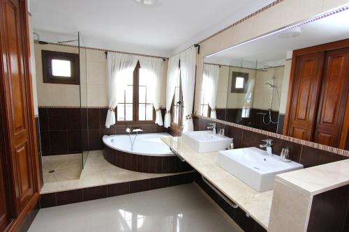 Elegant Villa Oceano Once - Beautiful 5 Bedrooms Private Pool