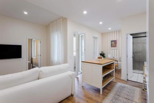 Sunny Flat with Private Garden & BBQ