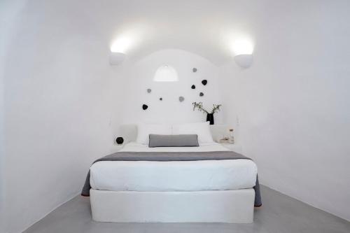 Deluxe 1 Bedroom Cave Villa Outdoor Hot Tub Santorini