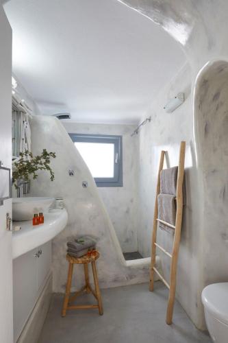 Deluxe 1 Bedroom Cave Villa Outdoor Hot Tub Santorini