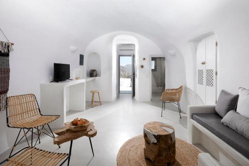 Deluxe 1 Bedroom Cave Villa Outdoor Hot Tub Santorini