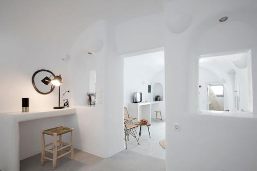Deluxe 1 Bedroom Cave Villa Outdoor Hot Tub Santorini