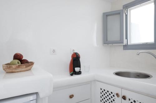 Deluxe 1 Bedroom Cave Villa Outdoor Hot Tub Santorini