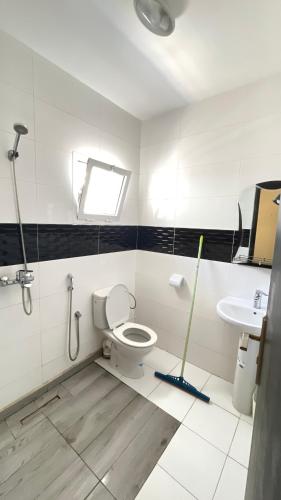 a bathroom with a toilet and a sink at Résidence Talhaoui in Saïdia