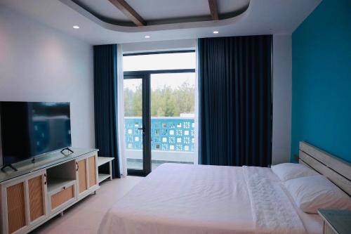 a bedroom with a large bed and a large window at Aviera Boutique in Liên Trì (4)