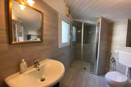 a bathroom with a sink and a shower and a toilet at Malpensa-Milano, Terrazza, 2 Bagni in Galliate
