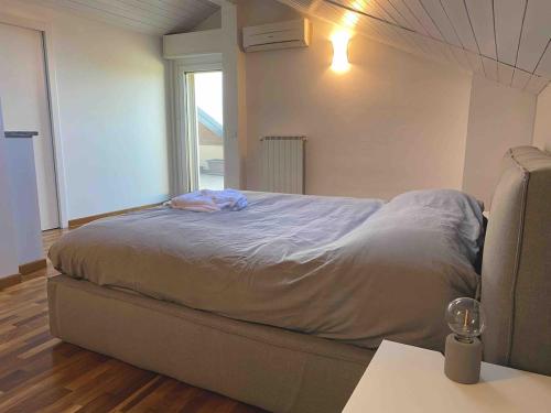 a bedroom with a bed in a room with a window at Malpensa-Milano, Terrazza, 2 Bagni in Galliate