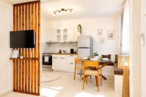 The PINE - Stylish Thessaloniki Stay & Private Parking