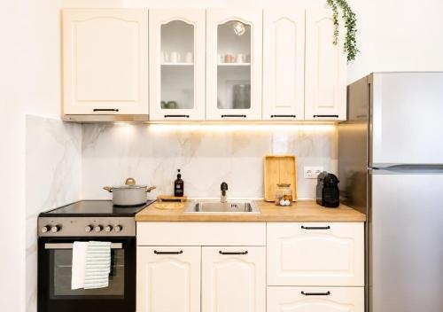 The PINE - Stylish Thessaloniki Stay & Private Parking