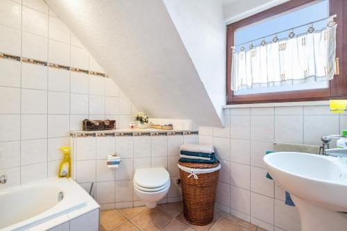 a bathroom with a sink toilet and a window at Reihenhaus Römmer in Altenstadt