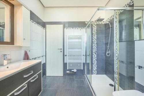 a bathroom with a shower and a toilet and a sink at Luxusní vila Serenity 15 min od Prahy in Beroun
