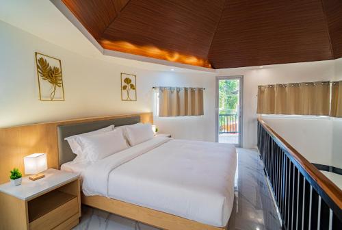 ein Schlafzimmer mit einem großen Bett und einer Badewanne in der Unterkunft Fizz Diving Resort in Panglao