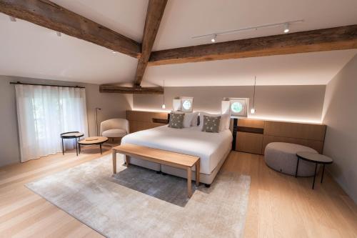 a bedroom with a bed and a table and chairs at La Villa des Vignes in Saint-Émilion