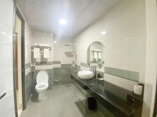 a bathroom with a toilet and a sink at Khách sạn Ruby - Gần trung tâm khảo thí in Cầu The