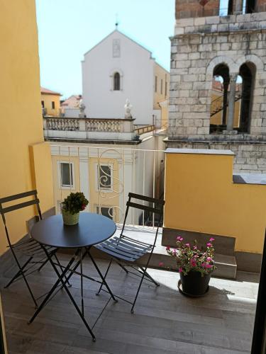 a patio with a table and chairs on a balcony at La Casa del Don in Capua
