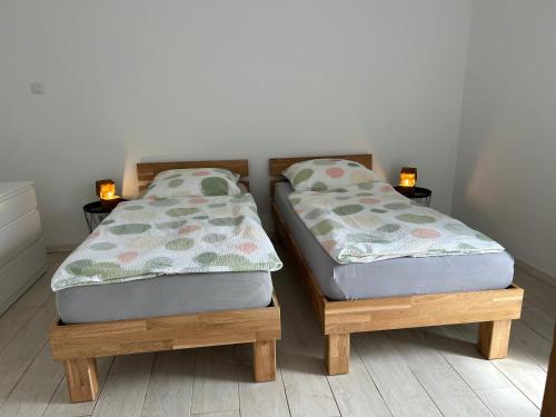 two twin beds sitting next to each other in a room at Ferienwohnung Zweinig 06 in Zweinig