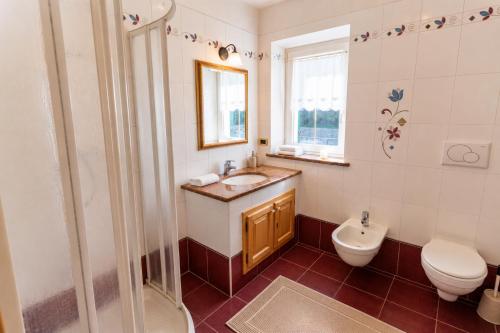 a bathroom with a sink and a toilet at Rossetti 3 camere by AMA Val di Fassa in Pozza di Fassa